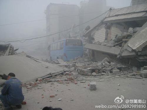 Trung Quốc: Động đất kinh hoàng, 320 người thương vong
