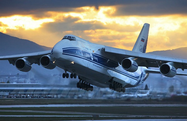 An-124 Ruslan (Tên hiệu NATO là Condor) là loại máy bay lớn nhất từng được sản xuất hàng loạt với trọng tải tối đa lên tới 150 tấn.