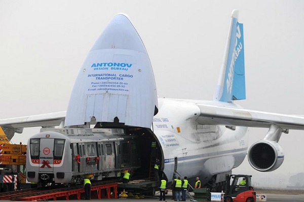 An-124 Ruslan được sử dụng để chuyên chở các loại hàng hóa quá khổ quá tải, như đầu máy xe lửa, thuyền buồm, thân máy bay và nhiều loại hàng hoá quá cỡ khác. An-124 có thể hạ thấp tạo điều kiện thuận lợi cho việc chất hàng.