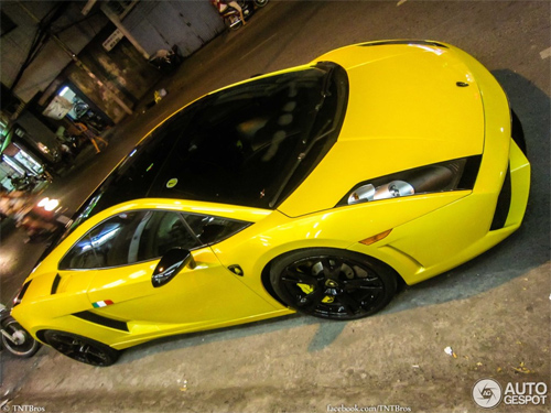 Siêu xe Lamborghini hàng độc tại VN lên báo nước ngoài