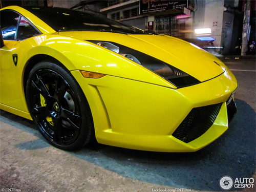 Siêu xe Lamborghini hàng độc tại VN lên báo nước ngoài