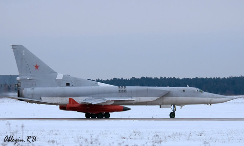 Tu-22M3 có chiều dài 42,4 m, sải cánh 34,28 m khi xòe, 23,3 m khi cụp và trọng lượng cất cánh 124 tấn.