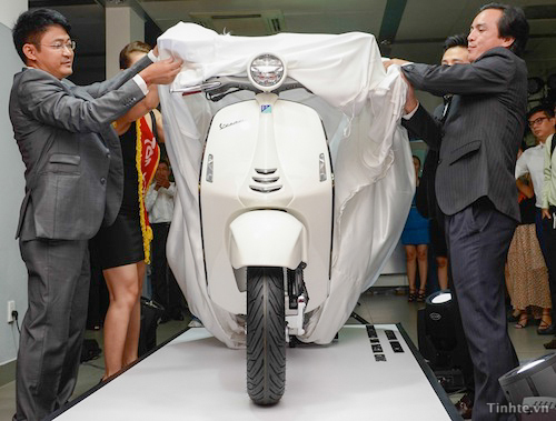 Giá ngất ngưởng, Vespa 946 vẫn được dân chơi Sài Gòn đặt mua