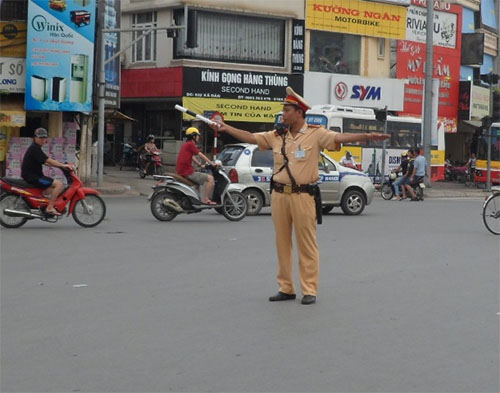 
	Trung úy Nguyễn Hoàng Hải đang điều tiết giao thông tại ngã tư Ô Chợ Dừa, Hà Nội.