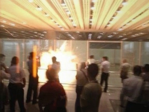 
	Một người dân chụp được cảnh quả bom phát nổ tại sân bay Bắc Kinh. Ảnh: ĐẠI CÔNG BÁO