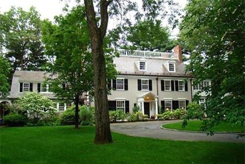 
	Dinh thự của ông Deval Patrick - Thống đốc Massachusetts, tại Milton (Massachusetts) có diện tích 639 m2. Theo ước tính, dinh thự được xây dựng từ năm 1923 này có giá 1,5 triệu USD. Ông Patrick hiện đang hưởng mức lương 140.535 USD/năm.