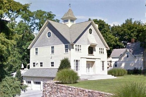 
	Dinh thự của ông Dannel Malloy - Thống đốc Connecticut, tại Stamford (Connecticut) có diện tích 269 m2. Theo ước tính, dinh thự được xây dựng từ năm 1998 này có giá 1,48 triệu USD. Ông Malloy hiện đang hưởng mức lương 150.000 USD/năm.