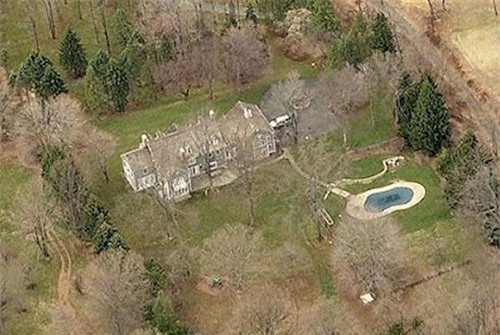 
	Dinh thự của ông Chris Christie - Thống đốc New Jersey, tại Mendham (New Jersey) có diện tích 648 m2. Theo ước tính, dinh thự được xây dựng từ năm 1959 này có giá 1,98 triệu USD. Ông Christie hiện đang hưởng mức lương 175.000 USD/năm.