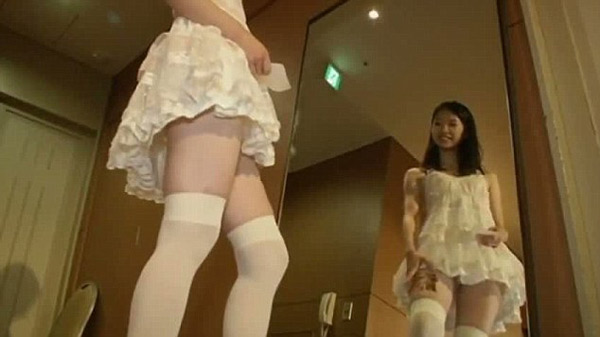 Phụ nữ Nhật cho thuê đùi đặt quảng cáo