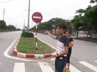 Nhân chứng Lê Ngọc Hậu tại địa điểm xảy ra tai nạn khi nạn nhân Tr. và Hoài bị cảnh sát rượt đuổi tối 14/7