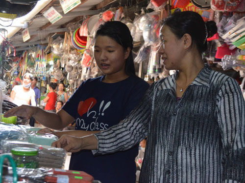 	Thủ khoa Lương Thùy Vy phụ mẹ bán hàng ở chợ