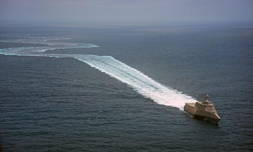 Màn rẽ sóng tuyệt đẹp của siêu hạm tuần duyên USS Independence