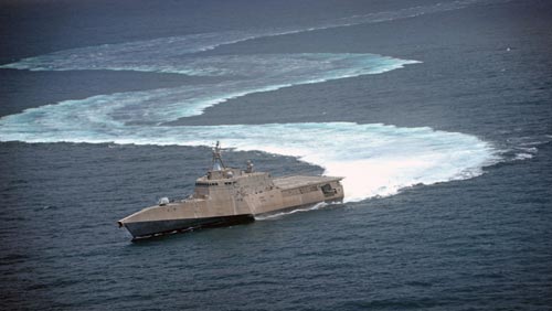 	USS Independence đang thực hiện một màn biểu diễn hành trình kiểu chữ S trông như một tay đua F1 trên biển.