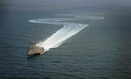 Màn rẽ sóng tuyệt đẹp của siêu hạm tuần duyên USS Independence