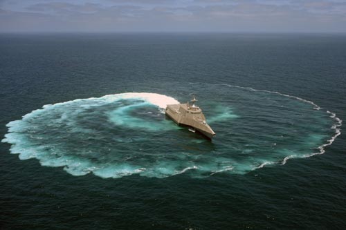 	USS Independence thực hiện một pha quay đầu 360 độ sức mạnh của động cơ tạo nên những gợn sóng cao hình tròn bao quanh tàu.