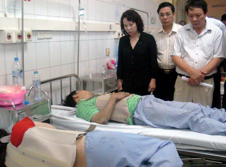 Lãnh đạo tỉnh Quảng Ninh đến thăm hỏi sức khỏe 2 vợ chồng chủ tiệm vàng bị thương.