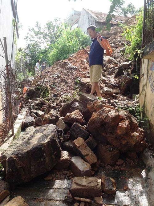 
	Sạt lở đất đá tại tổ 3, khu 3, phường Trần Hưng Đạo.