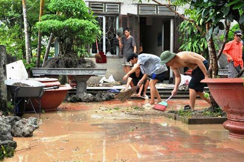 
	Các hộ dân ở khu 2, phường Yết Kiêu (TP Hạ Long) dọn dẹp sau khi nước rút.