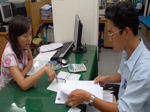 Cán bộ thuế hướng dẫn kê khai thuế thu nhập cá nhân tại TP.HCM - Ảnh: D.Đ.Minh