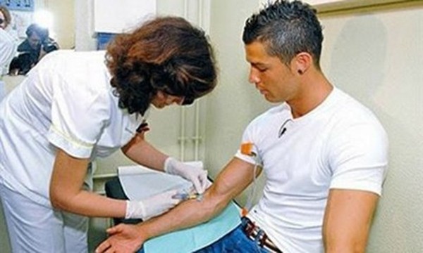 Rộ tin Ronaldo bỏ tập đi hiến máu cứu người 1
