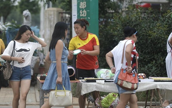Trung Quốc: Sao điền kinh bỏ nghiệp để... bán hàng rong trên phố 3