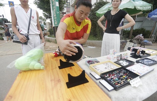 Trung Quốc: Sao điền kinh bỏ nghiệp để... bán hàng rong trên phố 4