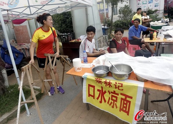 Trung Quốc: Sao điền kinh bỏ nghiệp để... bán hàng rong trên phố 6