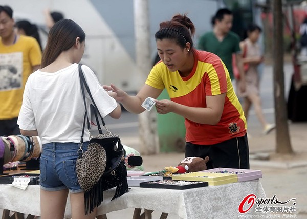 Trung Quốc: Sao điền kinh bỏ nghiệp để... bán hàng rong trên phố 12
