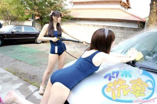 Thiếu nữ xinh đẹp mặc đồ bơi rửa xe 2