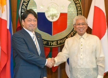 Bộ trưởng Quốc phòng Nhật Onodera vừa có chuyến thăm Philippines và trao đổi với người đồng cấp nước chủ nhà V.Gazmin