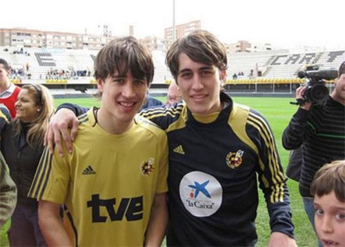 
	Cầu thủ Bojan Krkic và Cristian Pineda trông như hai anh em sinh đôi