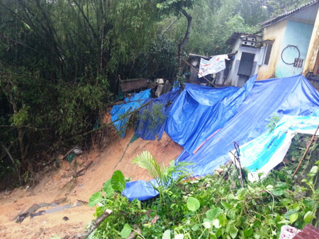 Quảng Ninh: Mưa xối xả, hơn chục nhà dân bị kéo sập, trơ móng 