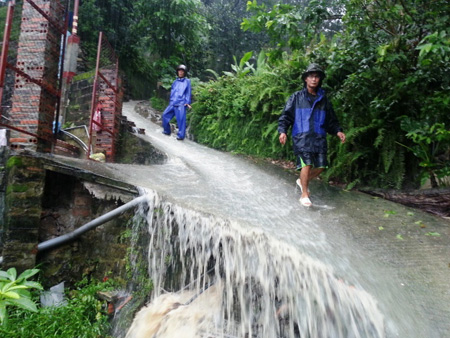 Quảng Ninh: Mưa xối xả, hơn chục nhà dân bị kéo sập, trơ móng 