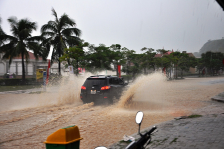 Quảng Ninh: Mưa xối xả, hơn chục nhà dân bị kéo sập, trơ móng 