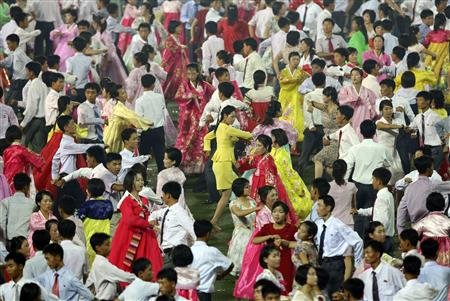 
	Người dân Triều Tiên nhảy múa trong lễ kỉ niệm 60 năm Chiến tranh Triều Tiên.