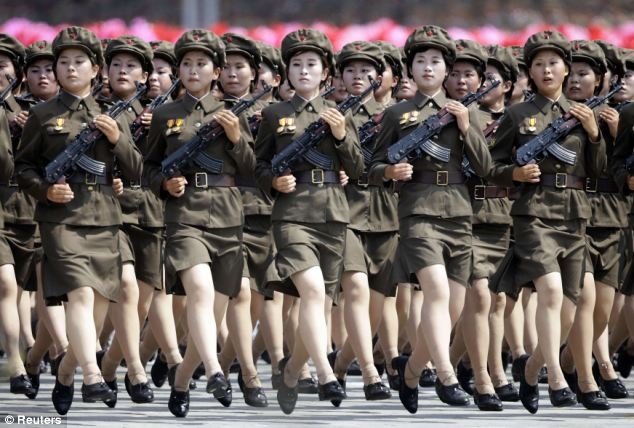 
	Từng bước duyệt binh đồng đều đến hoàn hảo, hàng trăm nữ chiến sỹ Quân
	đội Nhân dân Triều Tiên diễu hành qua quảng trường Kim Nhật Thành ở Bình
	Nhưỡng kỉ niệm 60 năm kết thúc Chiến tranh Triều Tiên.