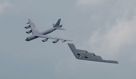 
	Máy bay ném bom chiến lược 'pháo đài bay' B-52 và máy bay ném bom tàng hình B-2 Spirit nằm trong bộ ba răn đe hạt nhân của Mỹ.