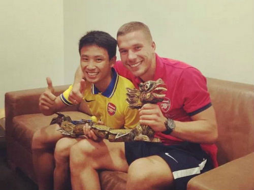
	Podolski vui mừng khi gặp lại Xuân Tiến, anh cũng nhắc Tiến về việc dạy lái xe máy, hứa làm hướng dẫn viên đưa Tiến đi thăm sân tập của Arsenal