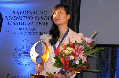 
	Hoàng Thanh Trang với chiếc cúp vô địch Châu Âu. (Ảnh: Belgrade)