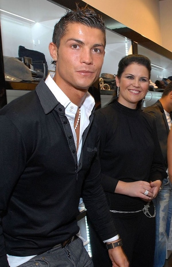 Chị gái Ronaldo “dựa hơi” em trai ra mắt album ca nhạc 2