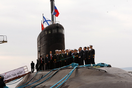  Thủ tướng Nguyễn Tấn Dũng đến thăm và thị sát tàu ngầm Kilo 636 mang tên “Hà Nội” của Hải quân Việt Nam trong chuyến thăm Nga tháng 5/2013