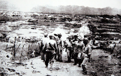 Đại tướng Võ Nguyên Giáp thăm chiến trường Điện Biên Phủ sau chiến thắng vĩ đại 7/5/1954.