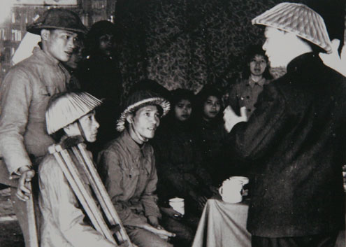 	Sau chiến thắng Điện Biên Phủ, đại tướng đi thăm thương bệnh binh (1954).