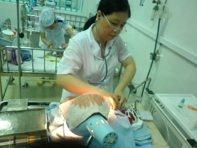 Cháu bé đang được điều trị tại bệnh viện Nhi Quảng Nam 
