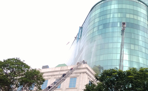 2 trực thăng giải cứu người mắc kẹt trên nóc cao ốc Sài Gòn