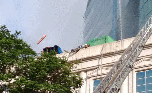 2 trực thăng giải cứu người mắc kẹt trên nóc cao ốc Sài Gòn