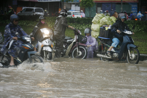  Hà Nội: Những hình ảnh ngập lụt đáng sợ ngày 8/8