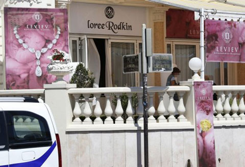 Hiện trường nơi xảy ra vụ cướp nữ trang táo tợn ở Cannes (Nguồn: AFP)
