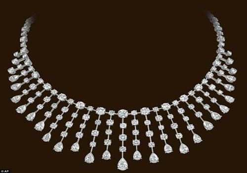 Một vòng cổ với hàng trăm viên kim cương được cắt gọt tinh tế nằm trong số những nữ trang bị cướp đi ở Cannes.