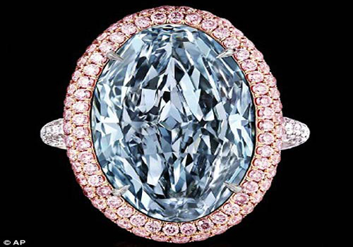 Chiếc nhẫn mặt kim cương xanh cực lớn